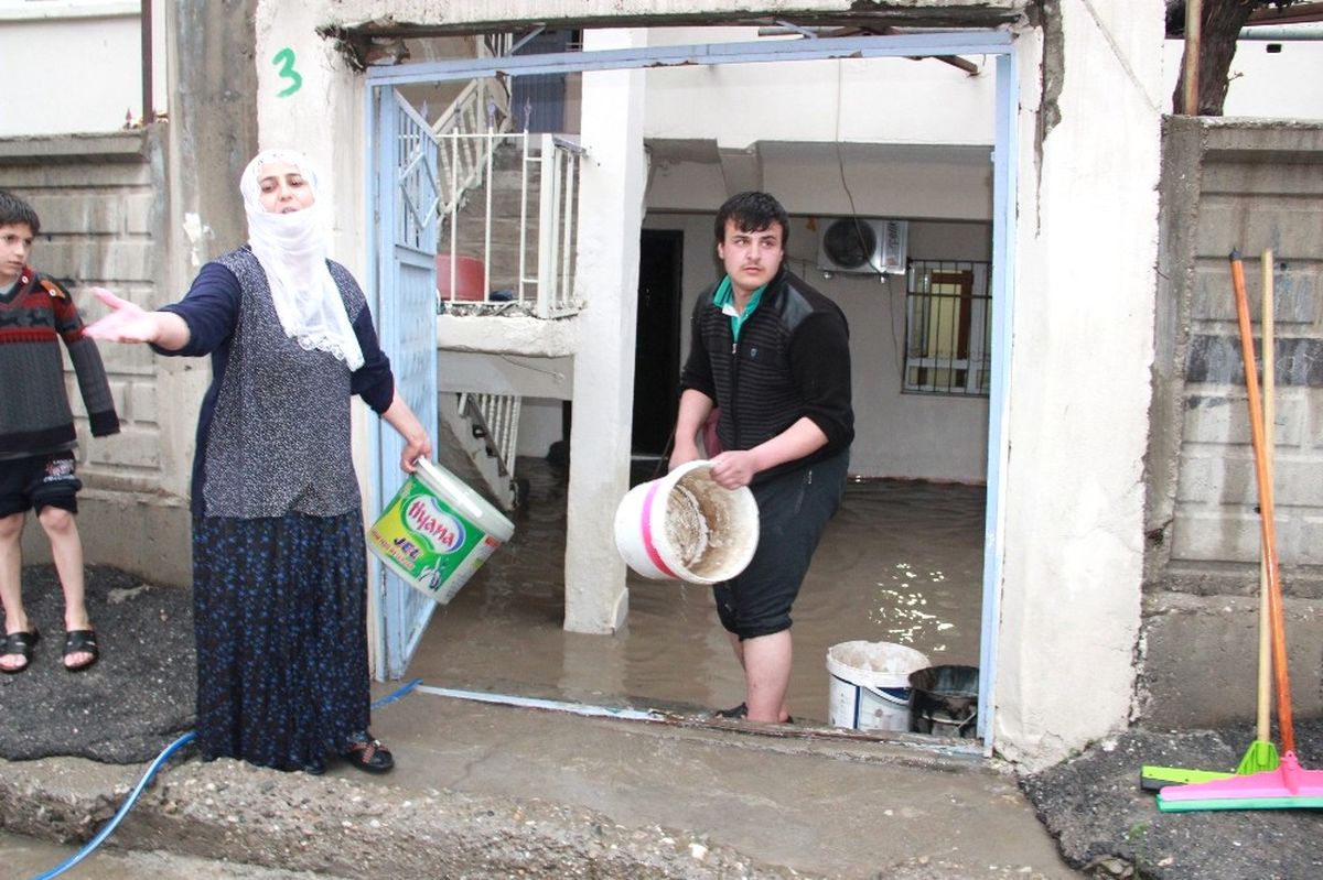 Batman\'da Sağanak Yağış Nedeniyle Birçok Evi Su Bastı
