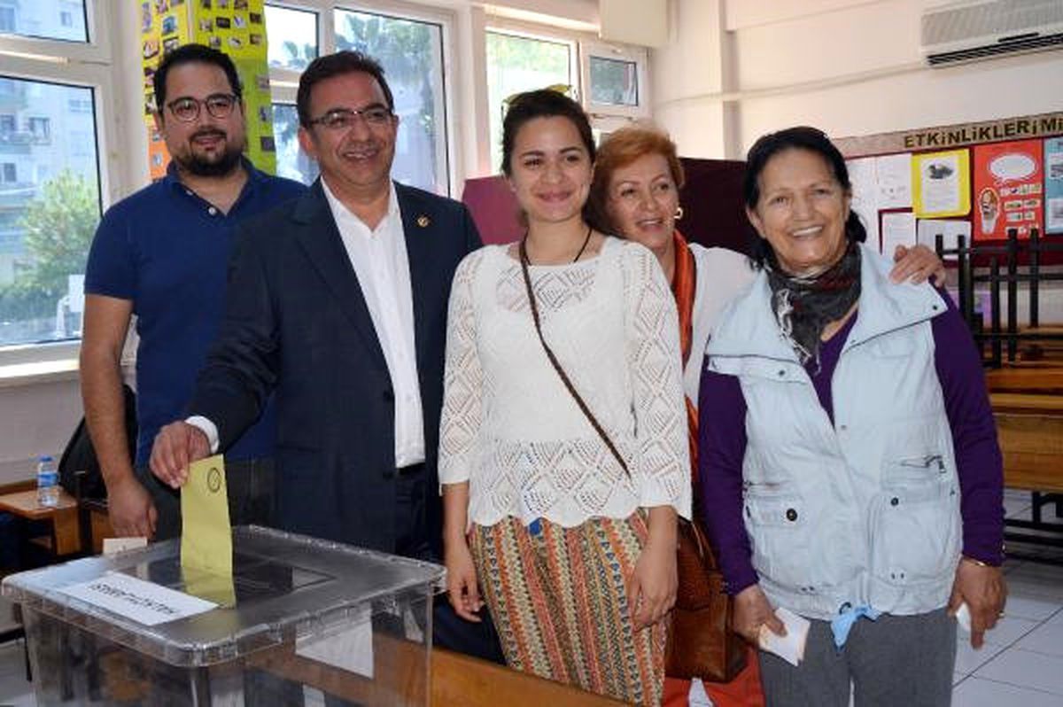 Budak, Ailesiyle Oy Kullandı