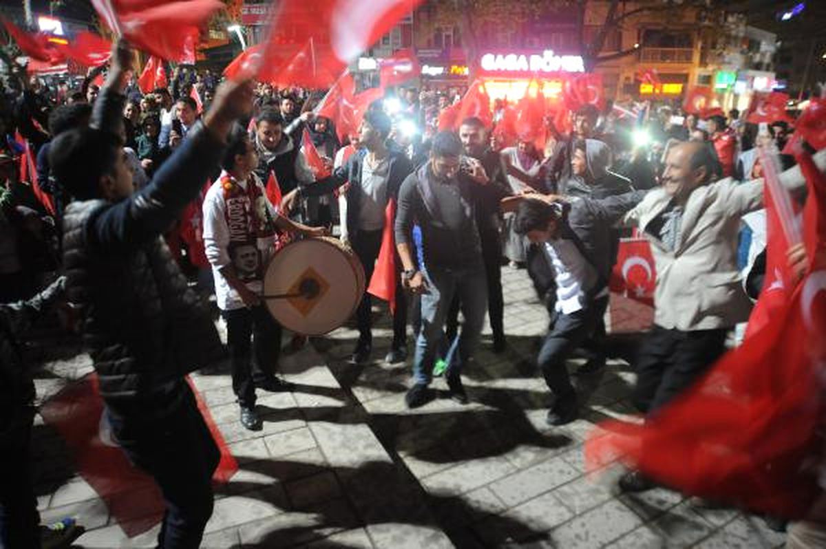 Bursa AK Parti Önünde Davullu Zurnalı Kutlama