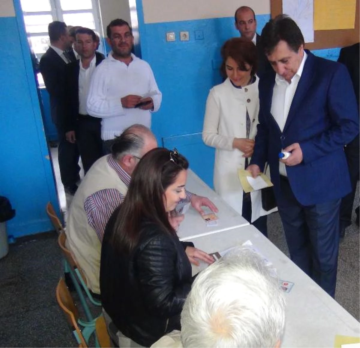 Bursa\'da Vatandaşlar Referandum İçin Sandık Başına Gitti (2)
