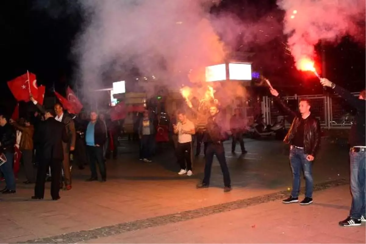 Çanakkale\'de Davullu-zurnalı Referandum Kutlaması