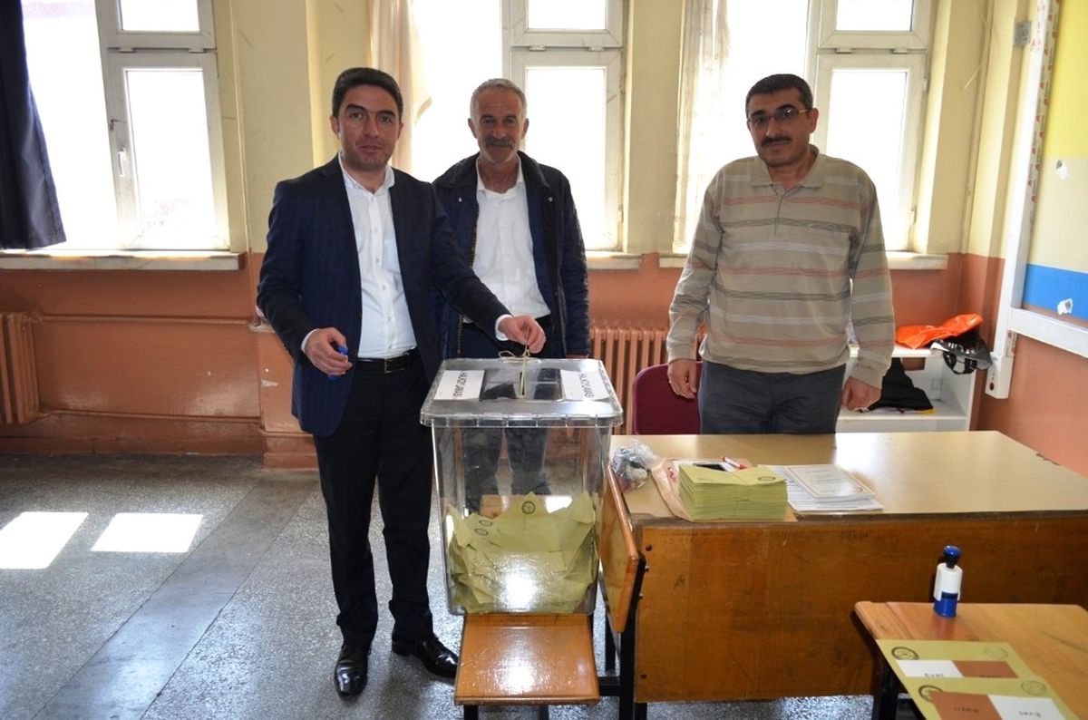 CHP İl Başkanı Kiraz Oyunu Rahmi Akıncı Ortaokulu\'nda Kullandı