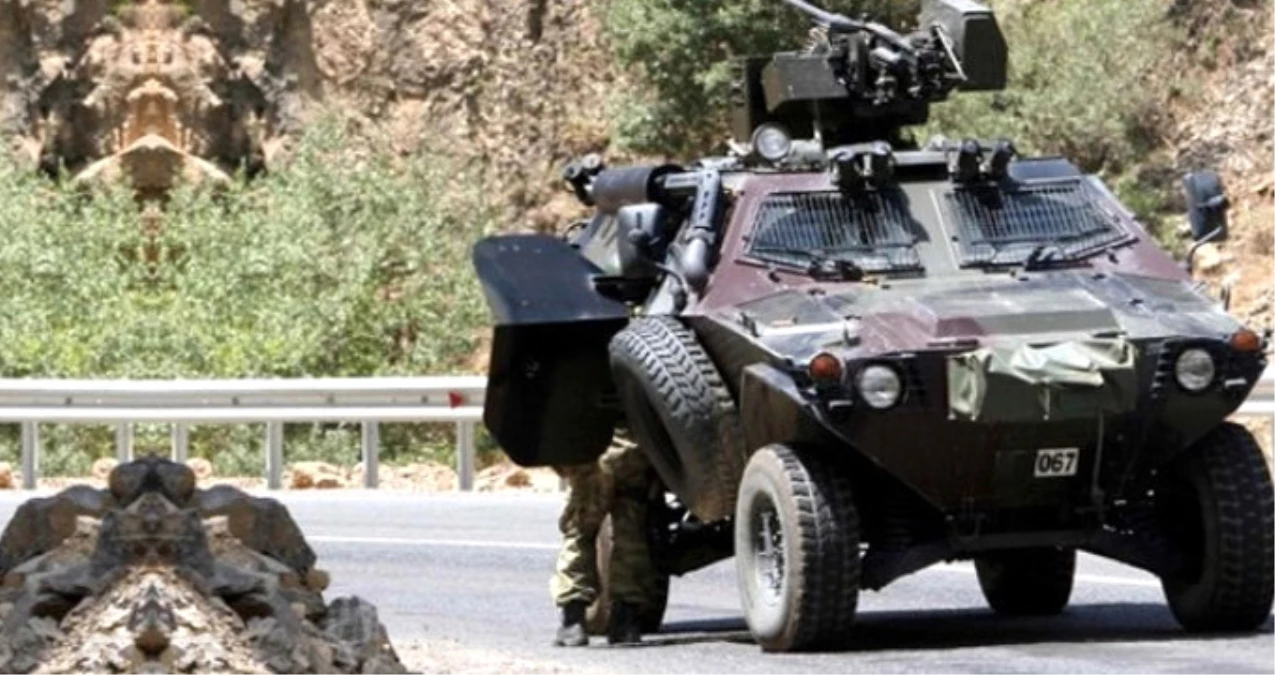 Çukurca\'da Askeri Araca Roketli Saldırı: 4 Yaralı