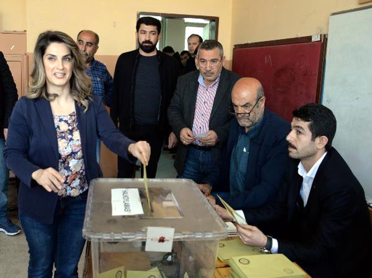 Demirtaş\'ın Eşi Tek Başına Oy Kullandı