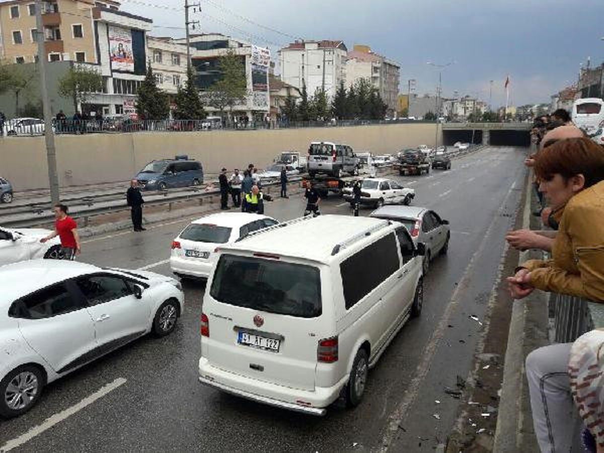 Derince\'de 7 Araç Çarpıştı: 2 Yaralı