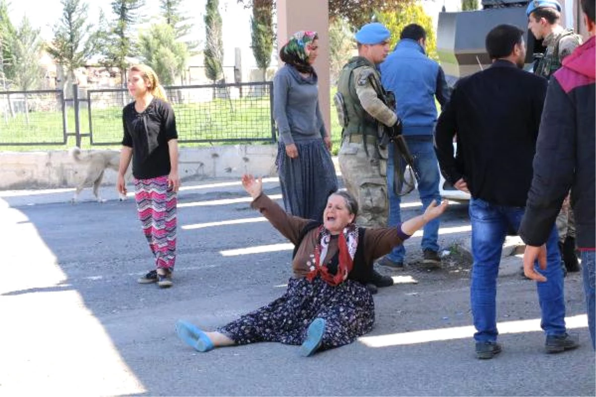 Diyarbakır\'da Sandıkların Kurulduğu Okulda Kan Aktı: 3 Ölü