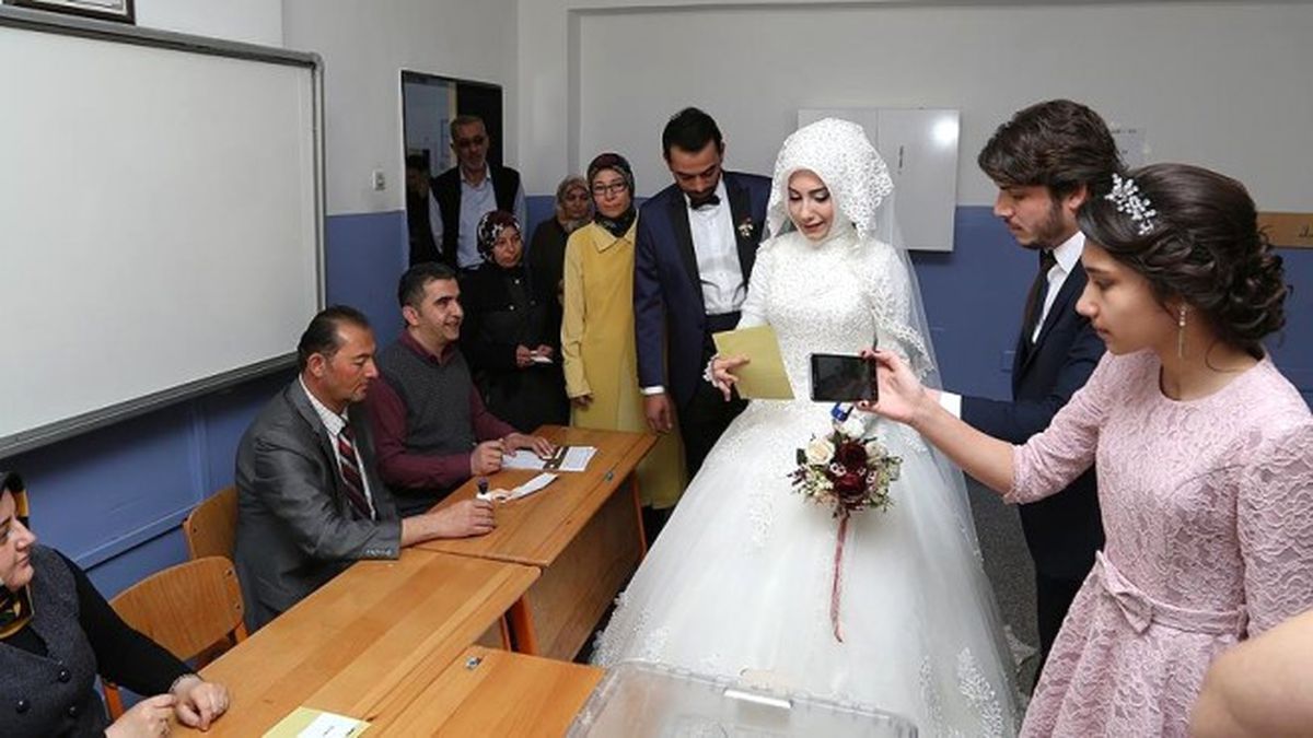 Düğünden Önce Sandık Başına Gittiler