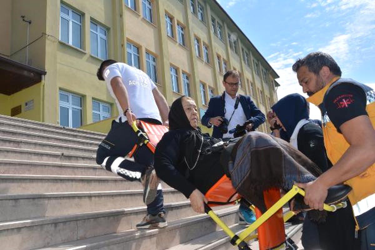 Engelli Seçmen, Ambulansla Taşınarak Oyunu Kullandı