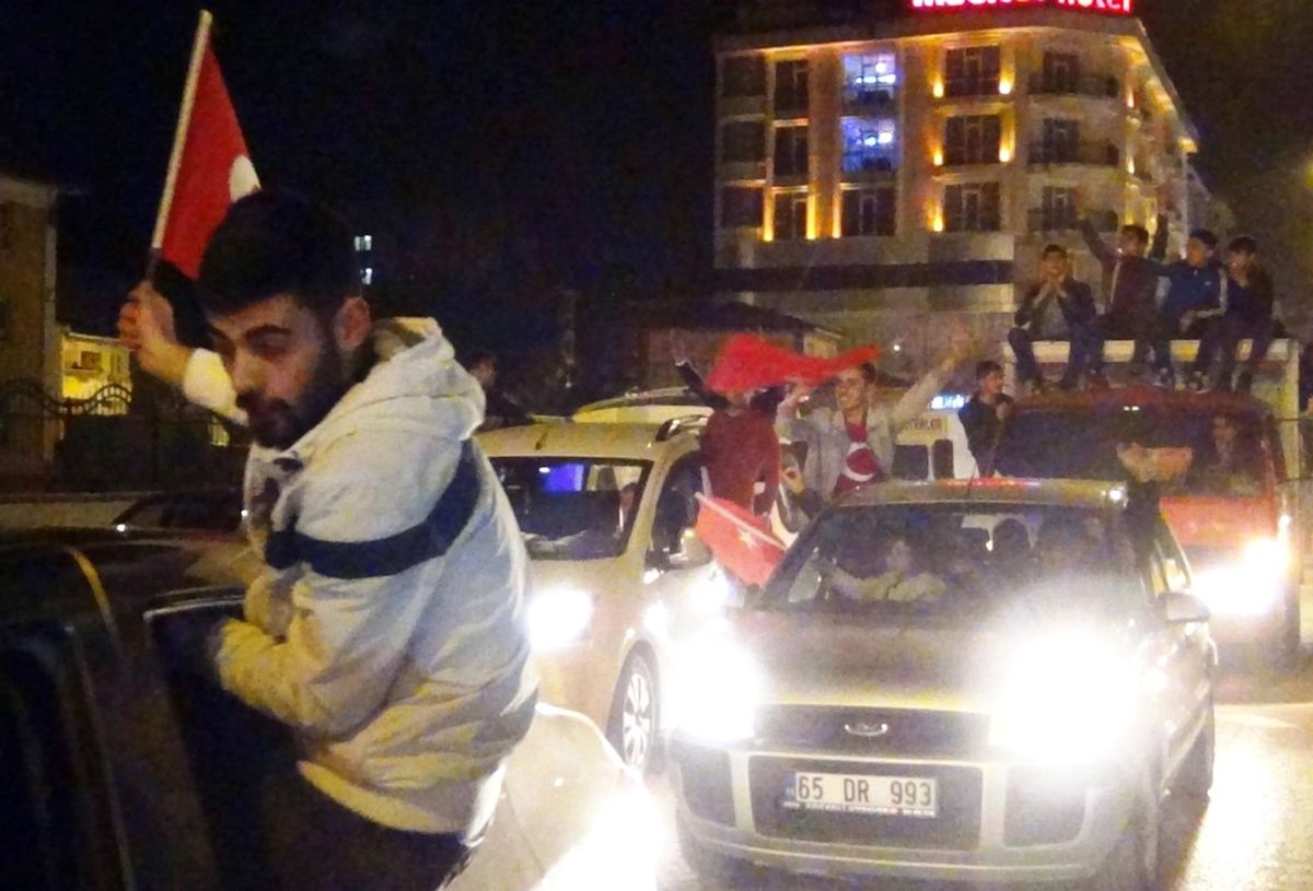 Erciş\'te \'Evet\' Kutlaması