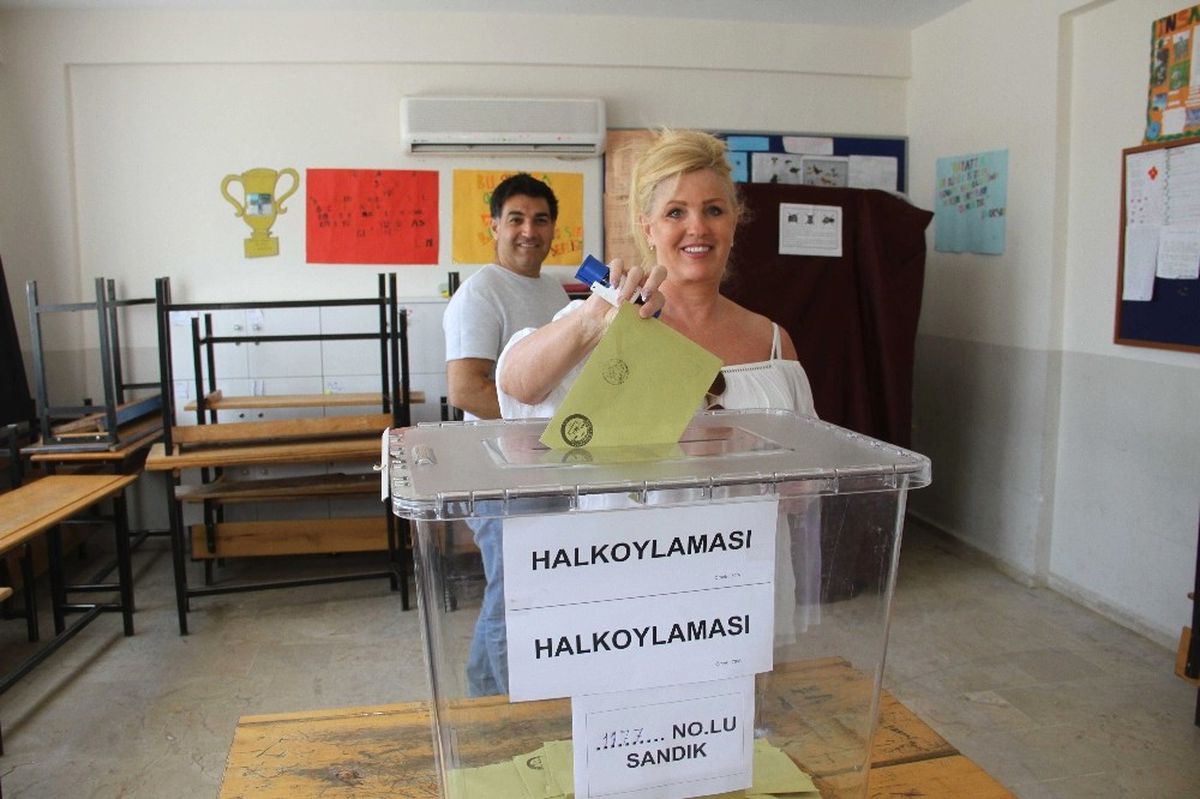 Fethiye\'de Yabancı Uyruklu Vatandaşlarda Oy Kullandı