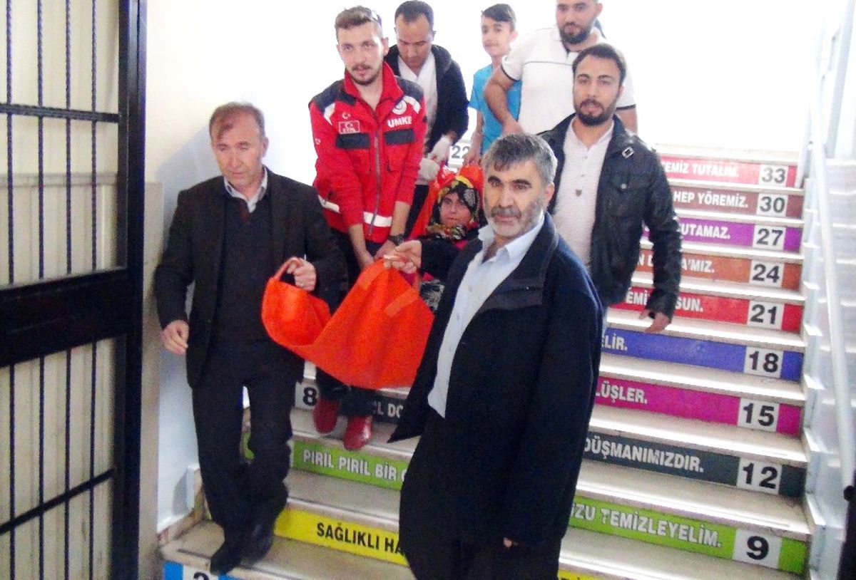 Gaziantep\'te Hastalar Sedye ile Oy Kullanmaya Götürüldü