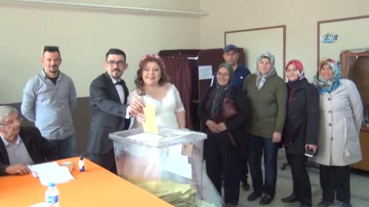 Gelin ve Damat Birlikte Oy Kullandı