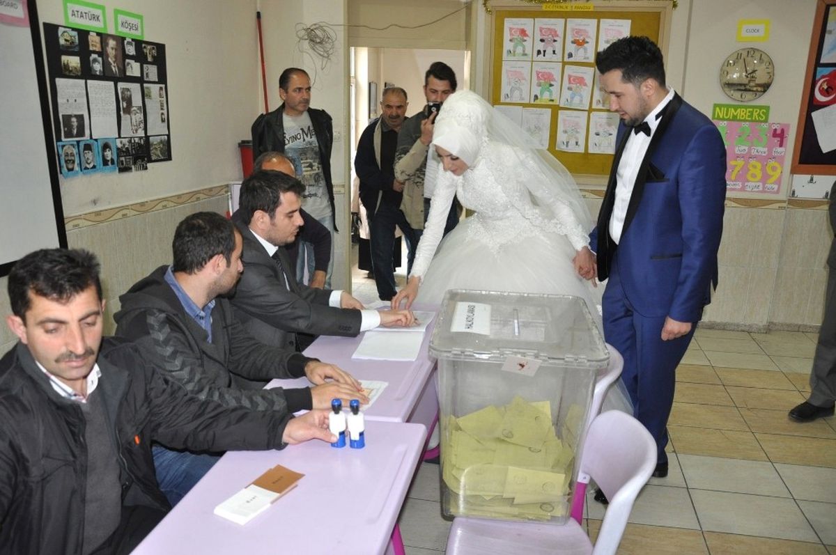 Gelin ve Damat Sandık Başında