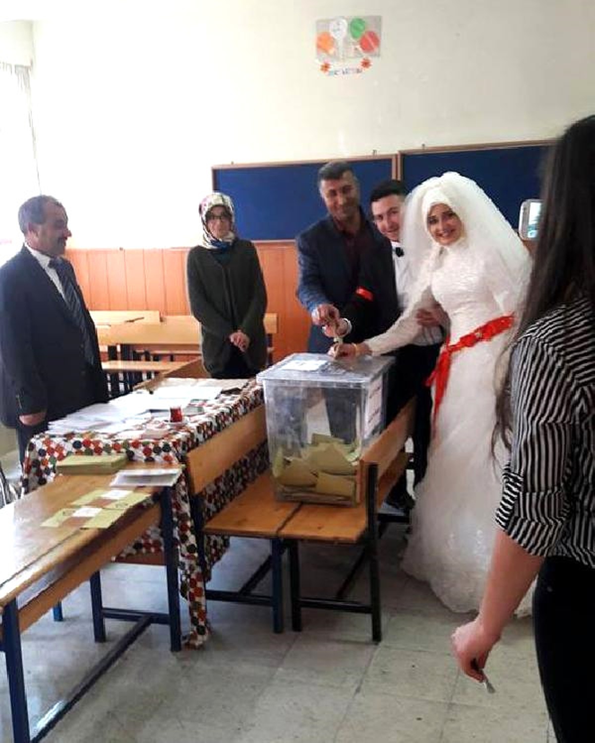 Gelinlik ve Damatlıkla Oy Kullandılar