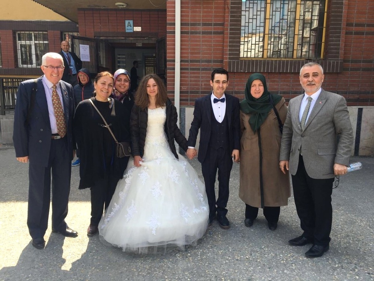 Gelinlik ve Damatlıkları ile Oy Kullanmaya Gittiler