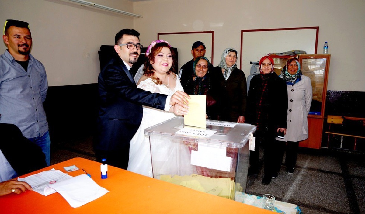 Gelinlik ve Damatlıklarıyla Oy Kullandılar