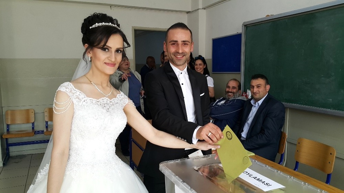 Gelinlik ve Damatlıklarıyla Oy Kullandılar