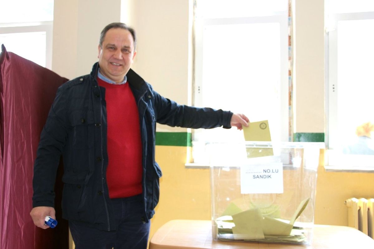 Giresun\'da Vali ve Belediye Başkanı Oylarını Kullandı
