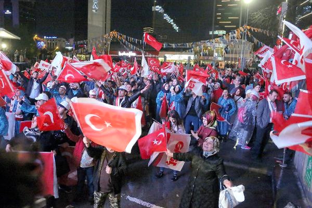 Halk Oylaması Sonuçları Kutlanıyor