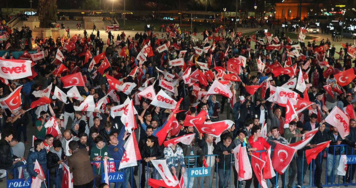 Halk Oylaması Sonuçları Kutlanıyor