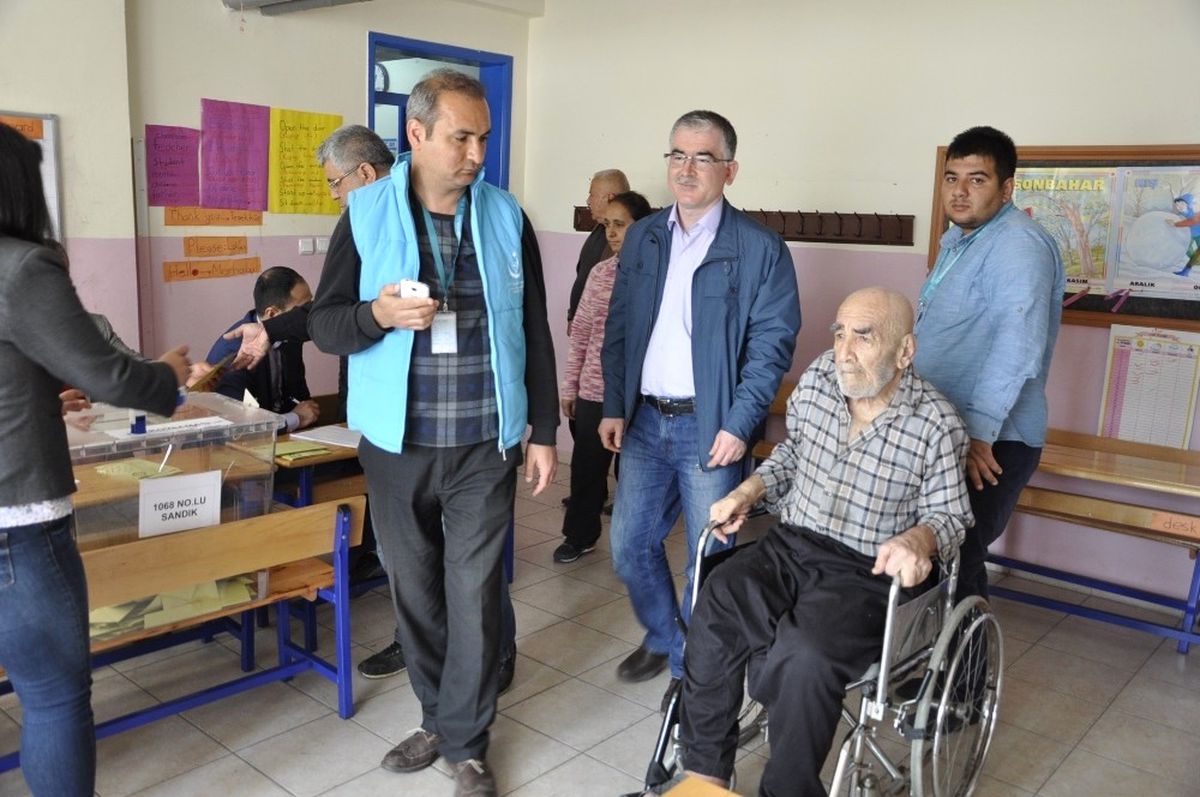 Hasta ve Yaşlılar Ekiplerin Yardımıyla Sandığa Gitti