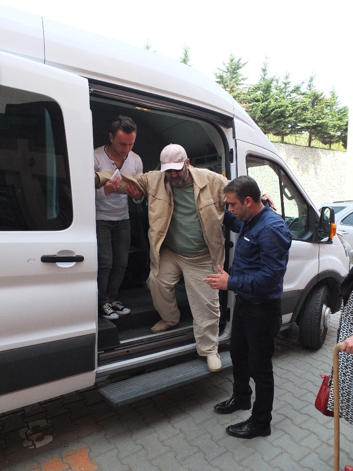 Hasta Yataklarından Kalkıp Sandığa Gittiler