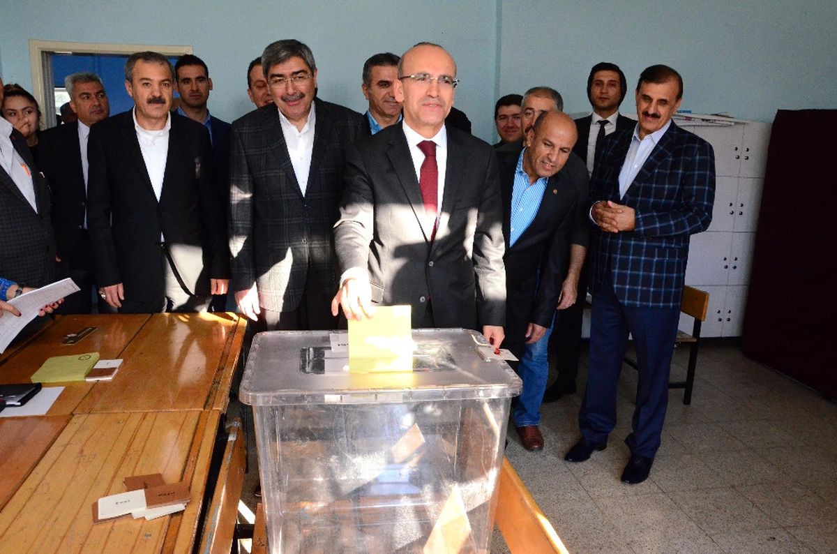 Hükümetten Ilk Oyu Mehmet Şimşek Kullandı
