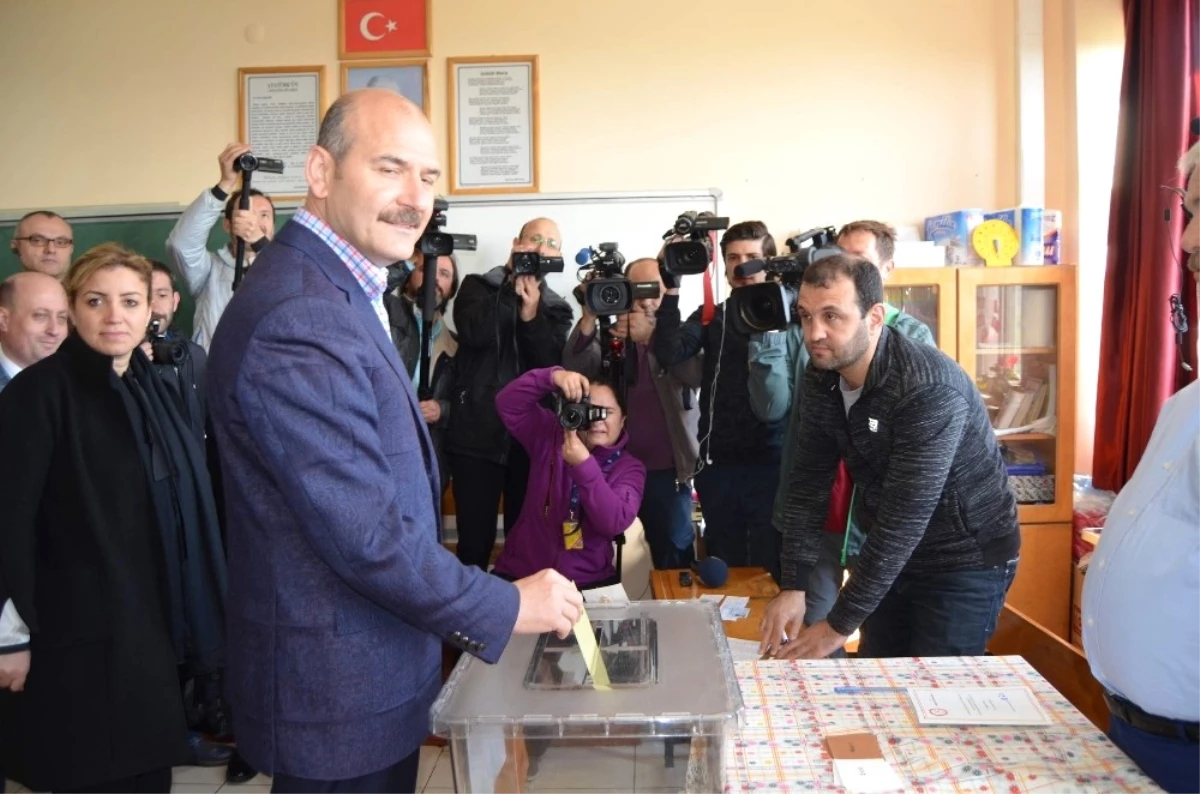 İçişleri Bakanı Soylu Referandumda Oyunu Trabzon\'da Kullandı