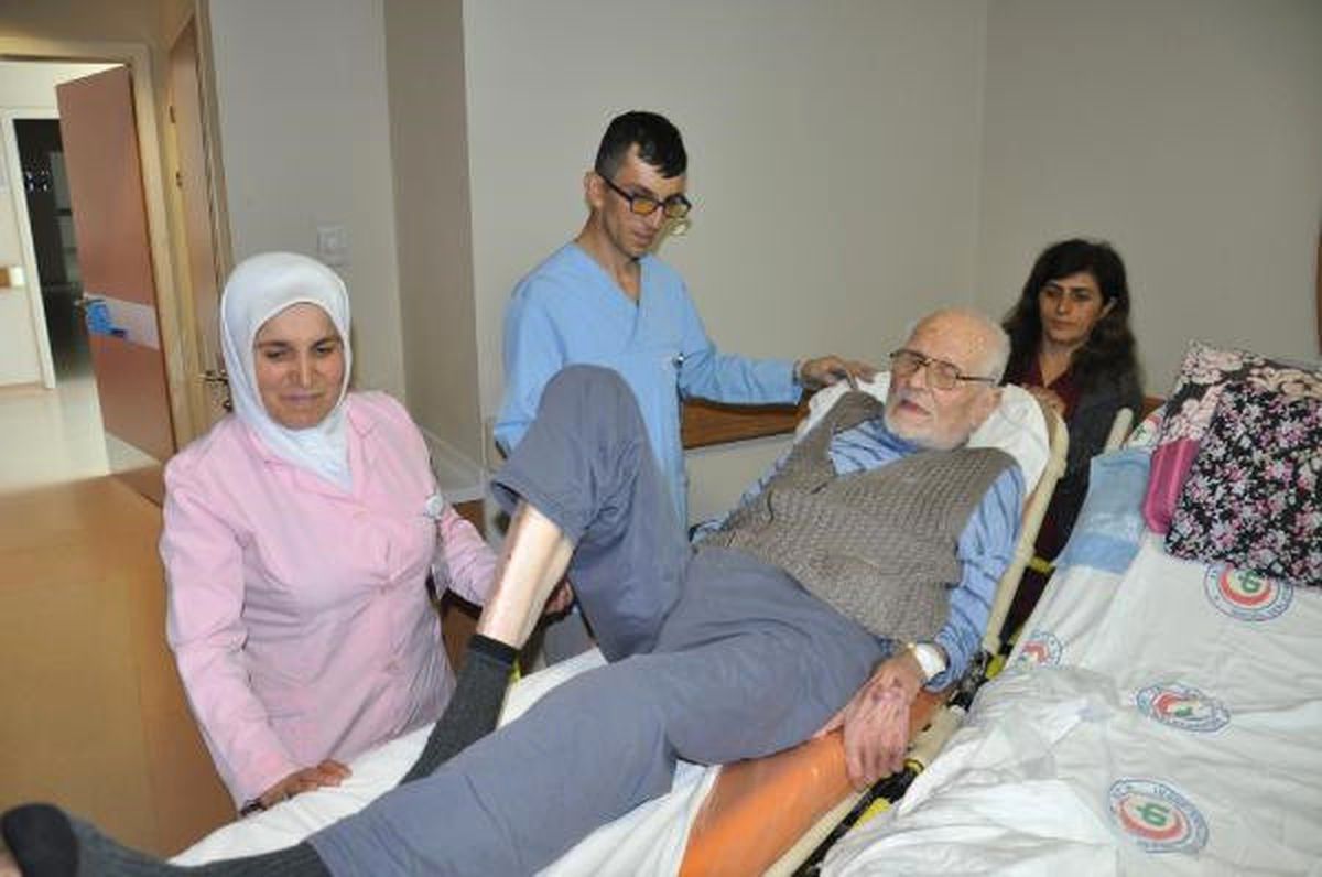 İnegöl\'de Hastalar Ambulansla Oy Kullanmaya Götürüldü