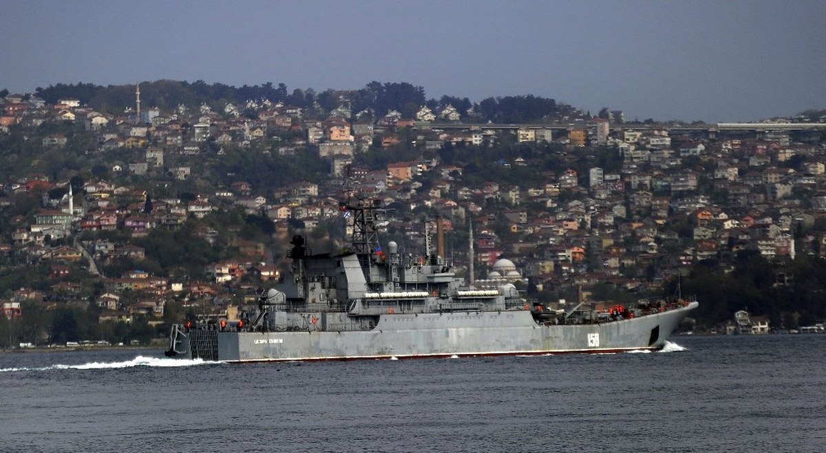 İstanbul Boğazı\'ndan Rus Savaş Gemisi Geçti