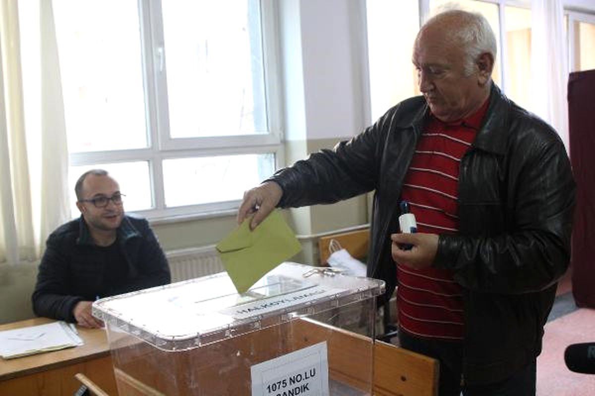 İstanbul\'da İlk Oylar Kullanılmaya Başlandı