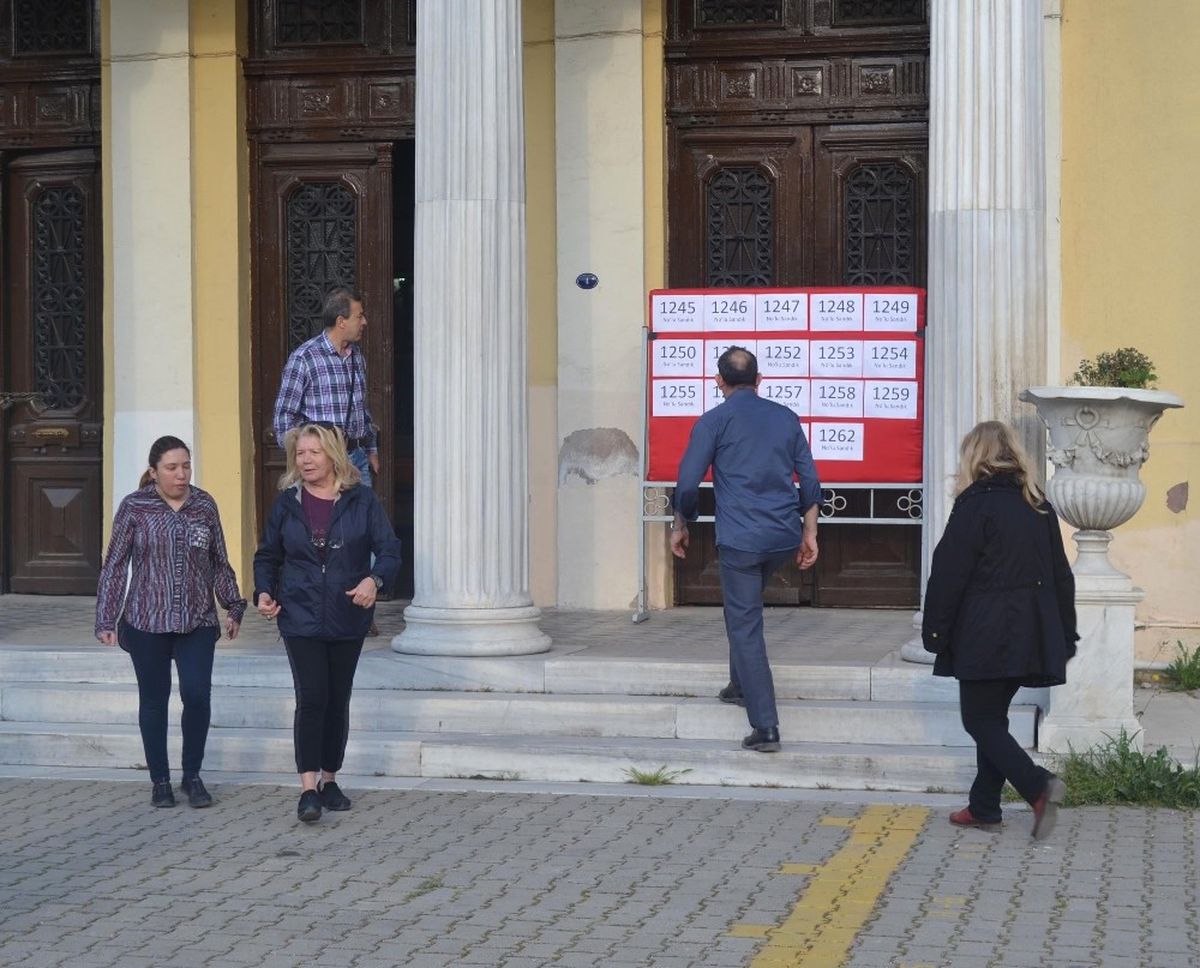 İzmir\'de Referanduma Yoğun İlgi Var