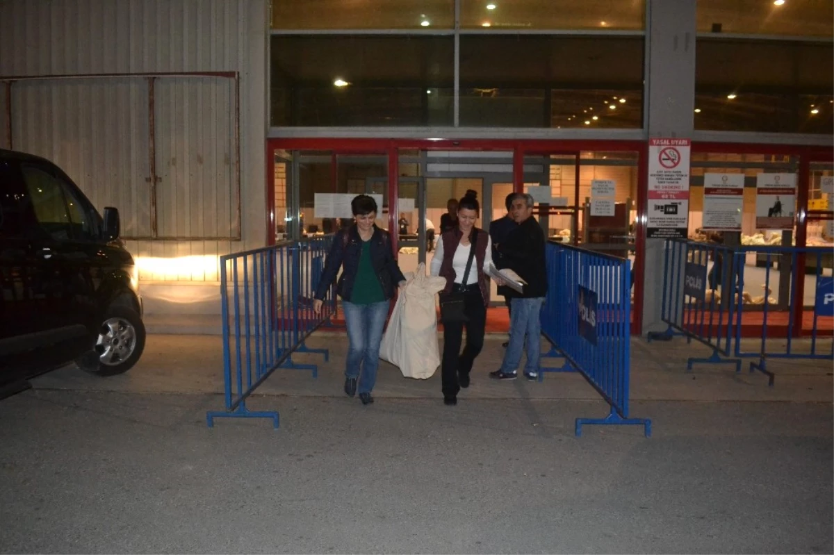 İzmir\'de Seçim Torbaları Dağıtıldı