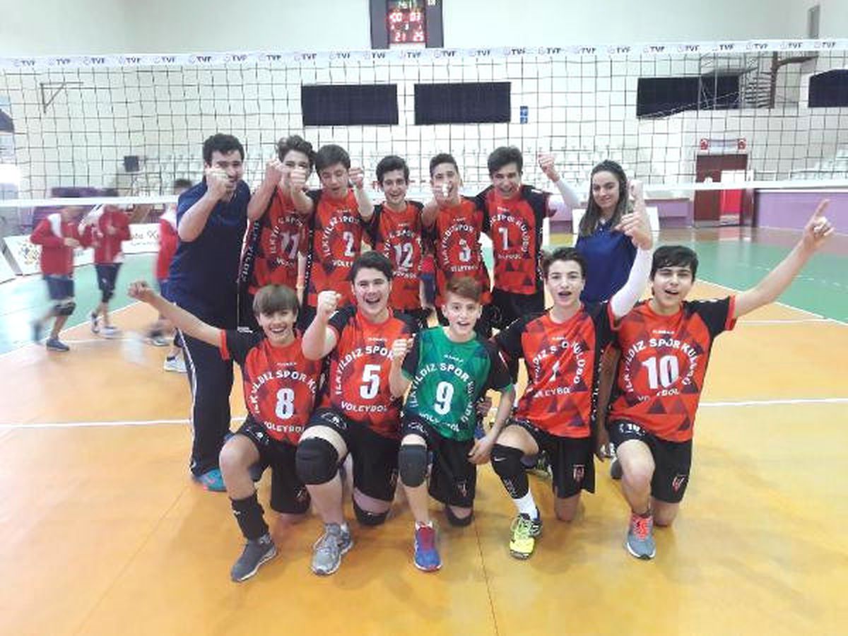 İzmir İlkyıldız Voleybolda Set Vermeden Şampiyon
