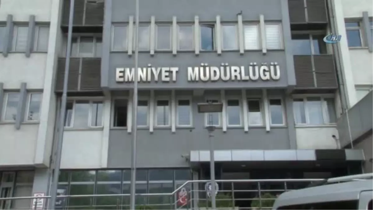 Kafasına Şişe ile Vurduğu Arkadaşını Bıçakla Öldürdü