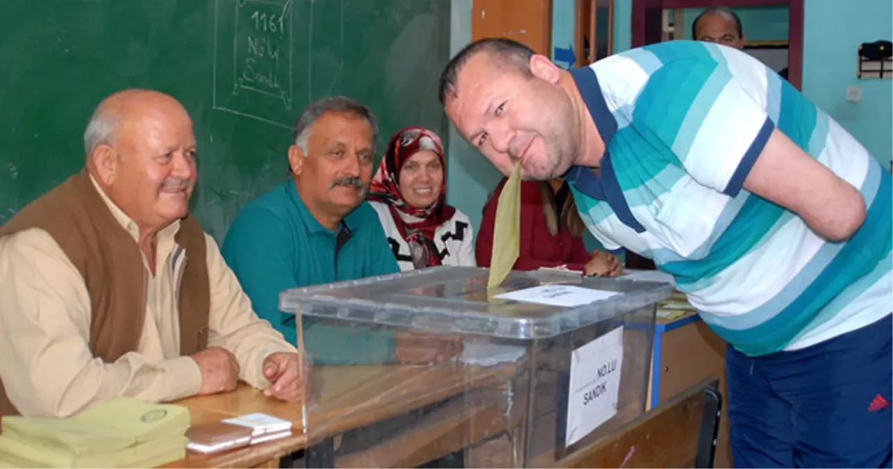 Kolları Olmayan Engelli Vatandaş Ağzıyla Oy Attı