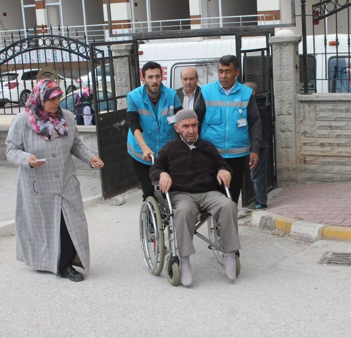 Konya\'da Sağlık ya da Fiziki Engeli Olan Vatandaşlara Oy Kullanma Hizmeti