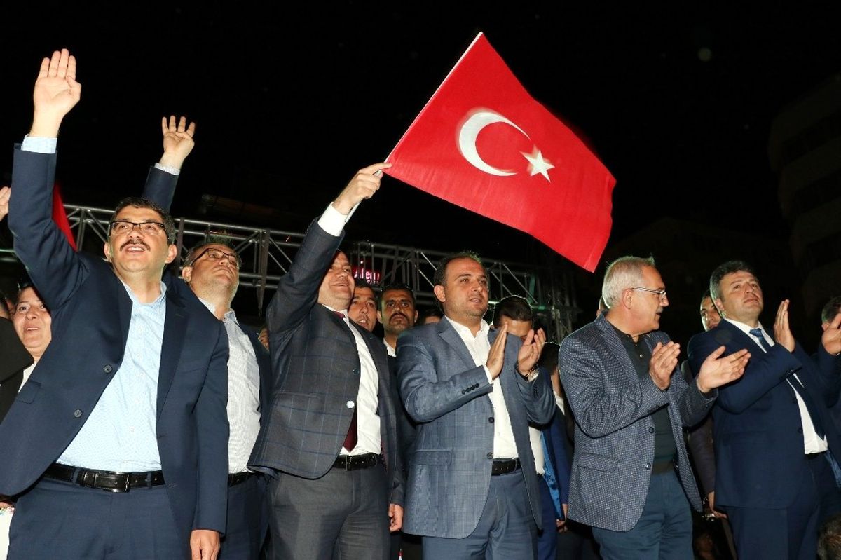 Manisa\'da \'Evet\' Kutlamaları