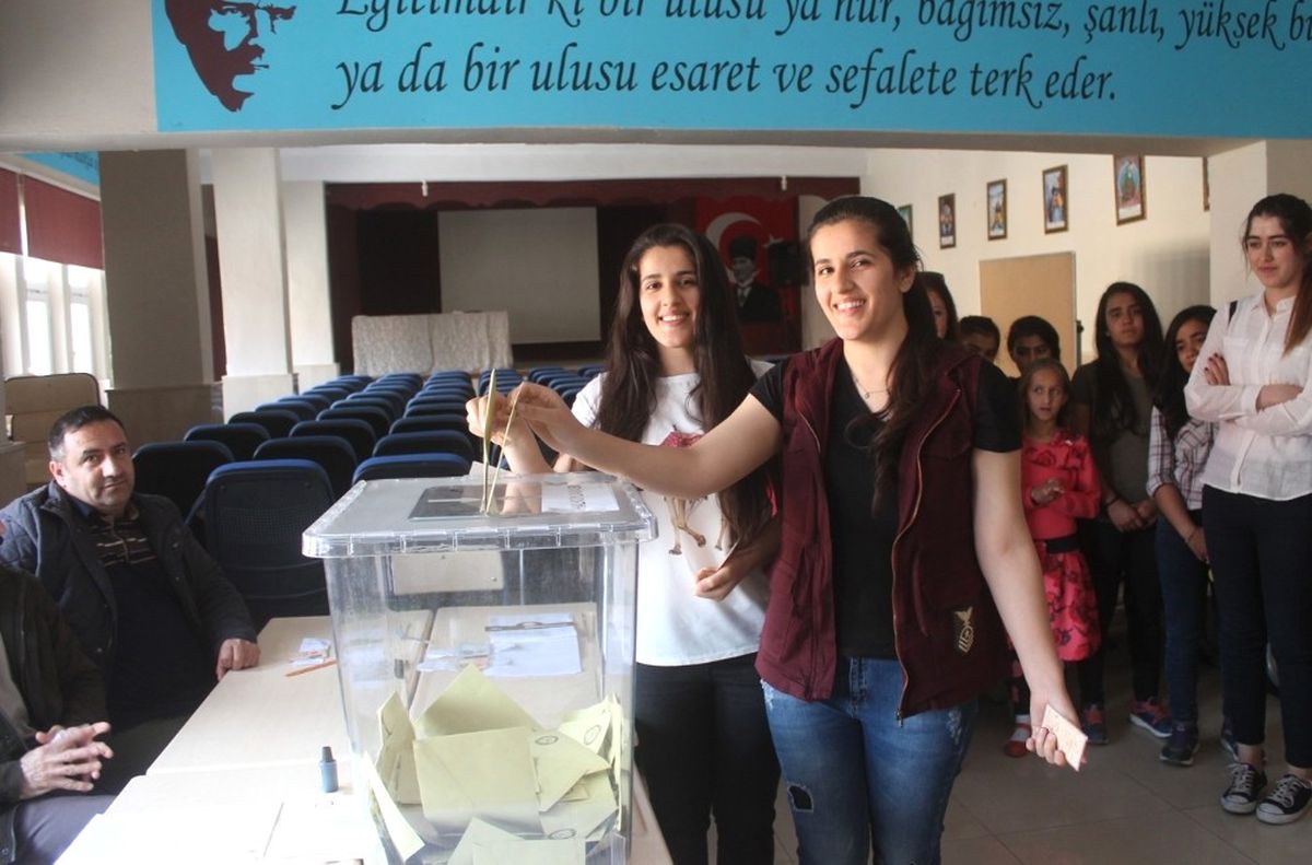 Mardinli İkizler İlk Defa Oy Kullandı
