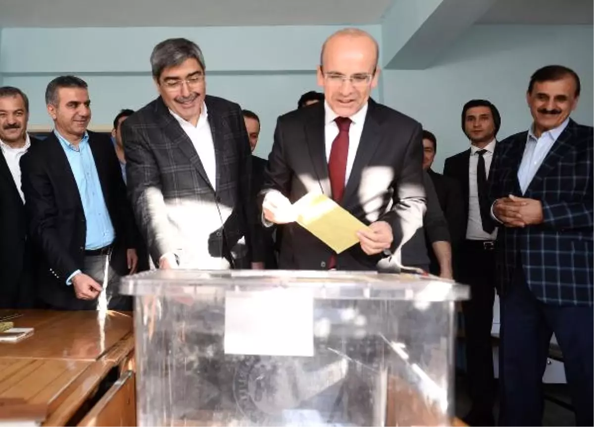 Mehmet Şimşek, Gaziantep\'te Oy Kullandı