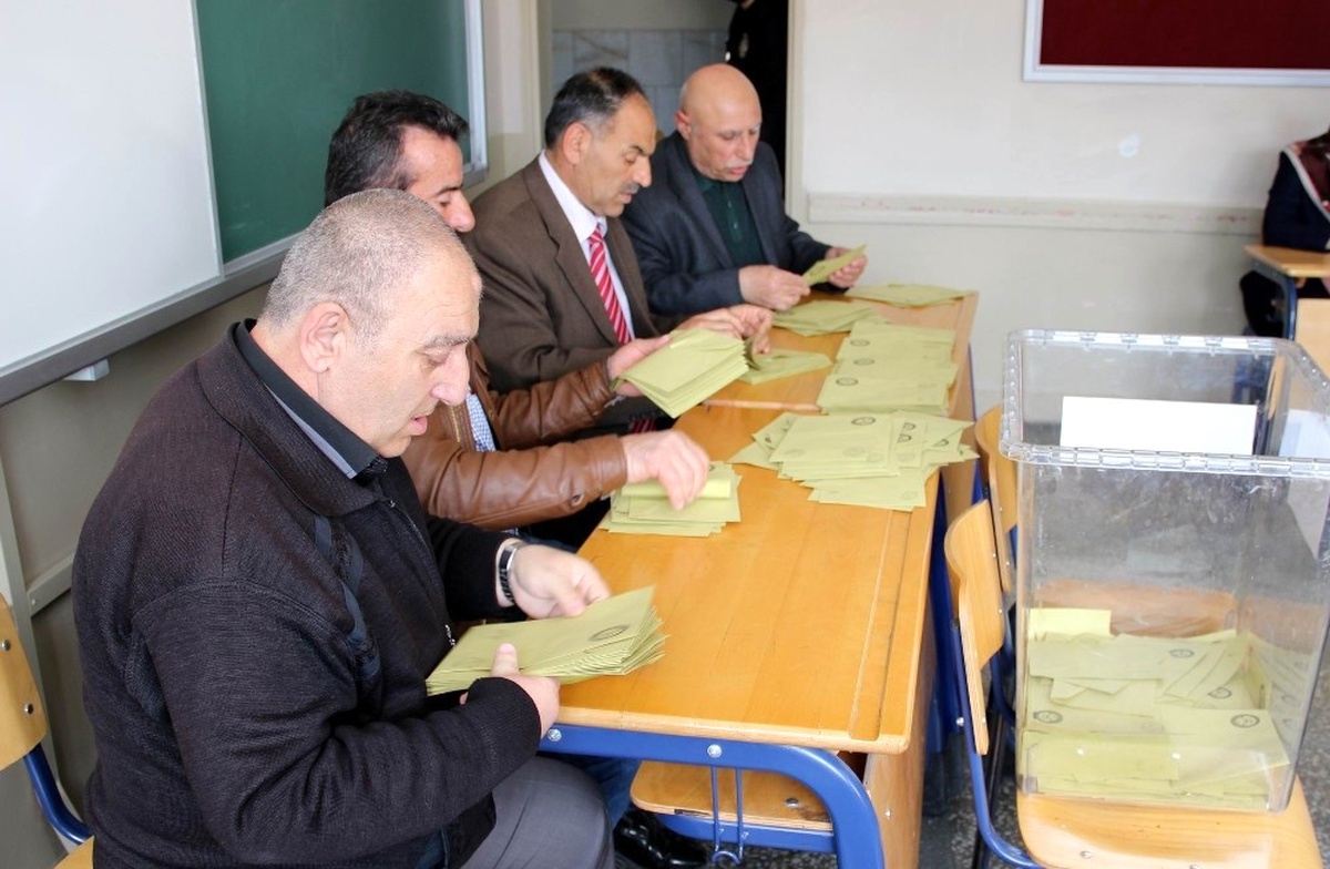 Milli Eğitim Bakanı Yılmaz\'ın Sandığından \'Evet\' Çıktı