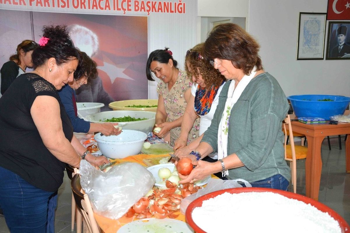 Ortaca\'da Sandık Görevlilerine İmece Usulü Pide