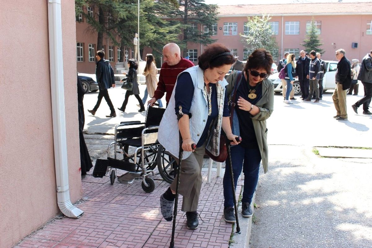 Oy Kullanma İsteği Engel Tanımadı