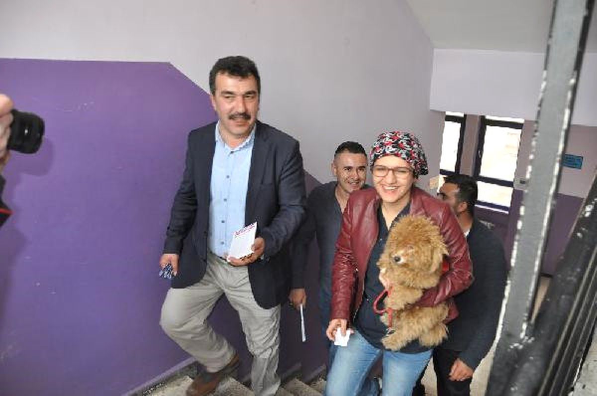 Oy Kullanmaya Köpeği ile Geldi
