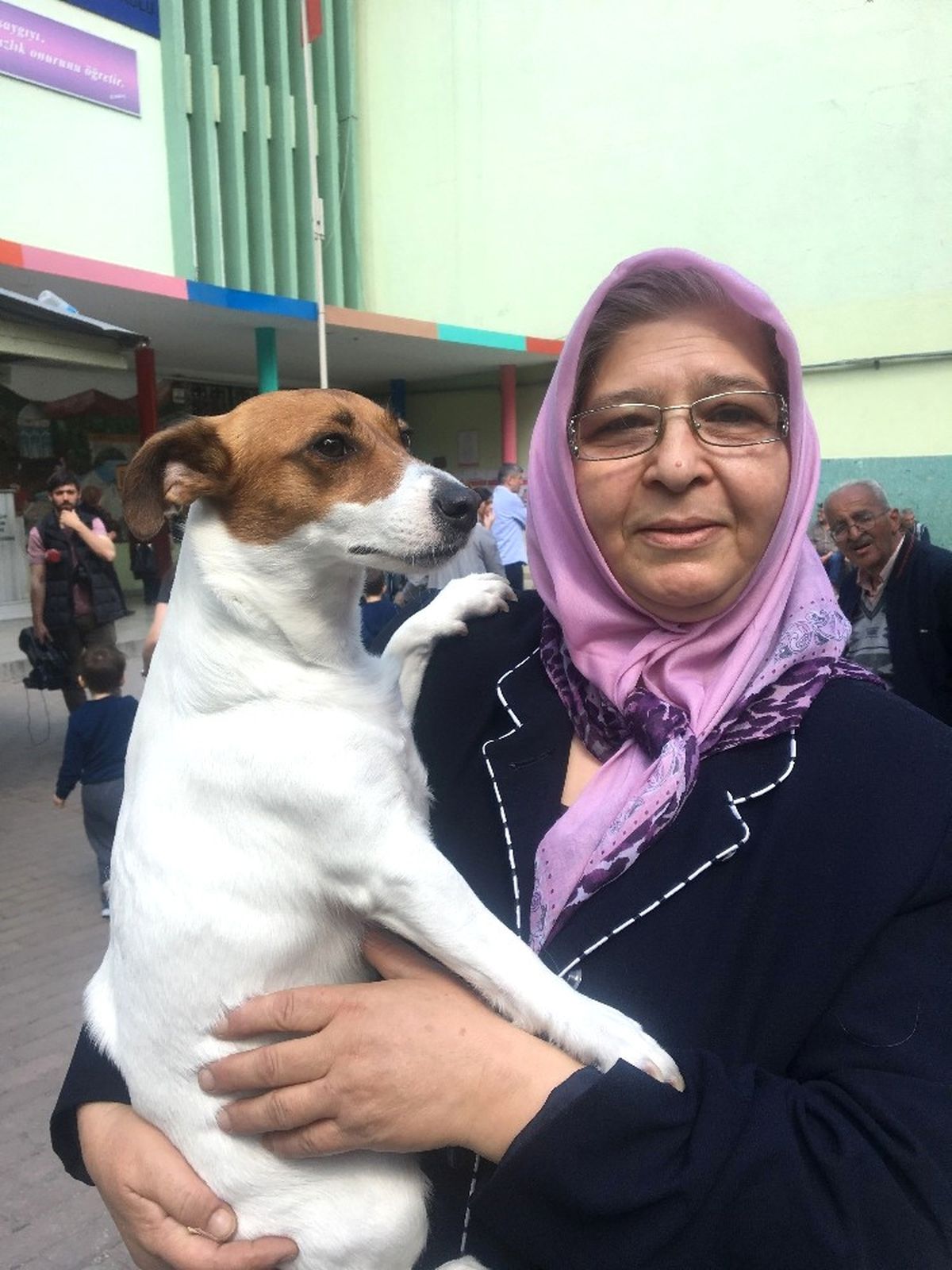 Oy Kullanmaya Köpeğiyle Geldi