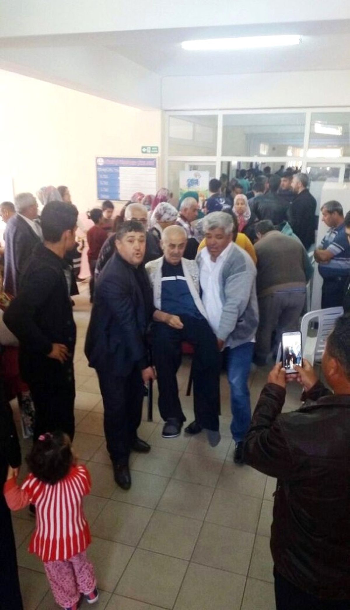Oy Kullanmaya Sandalyede Taşınarak Geldi