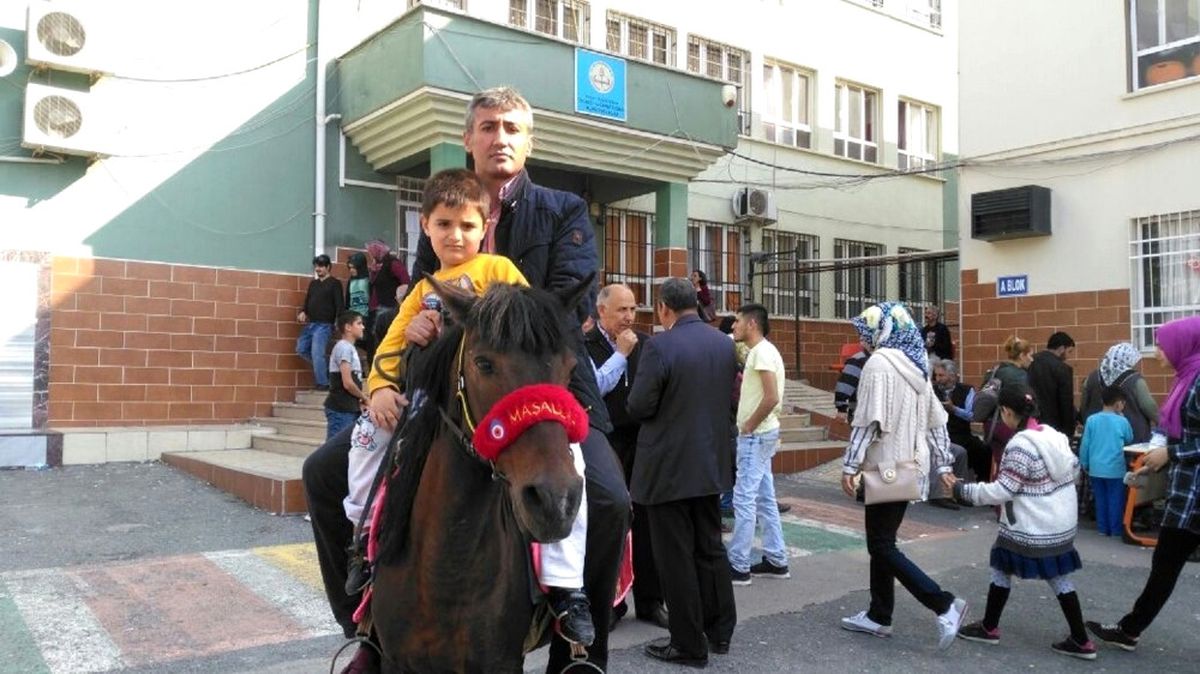Oy Vermeye Atıyla Geldi