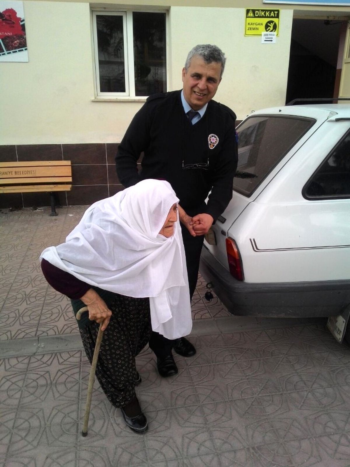 Polisten Alkışlanacak Hareket