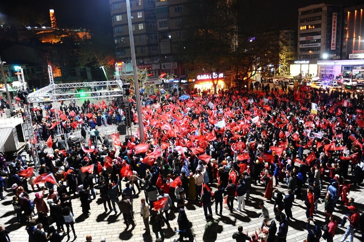 Referandum Sonucunu Davul Zurna ile Kutladılar