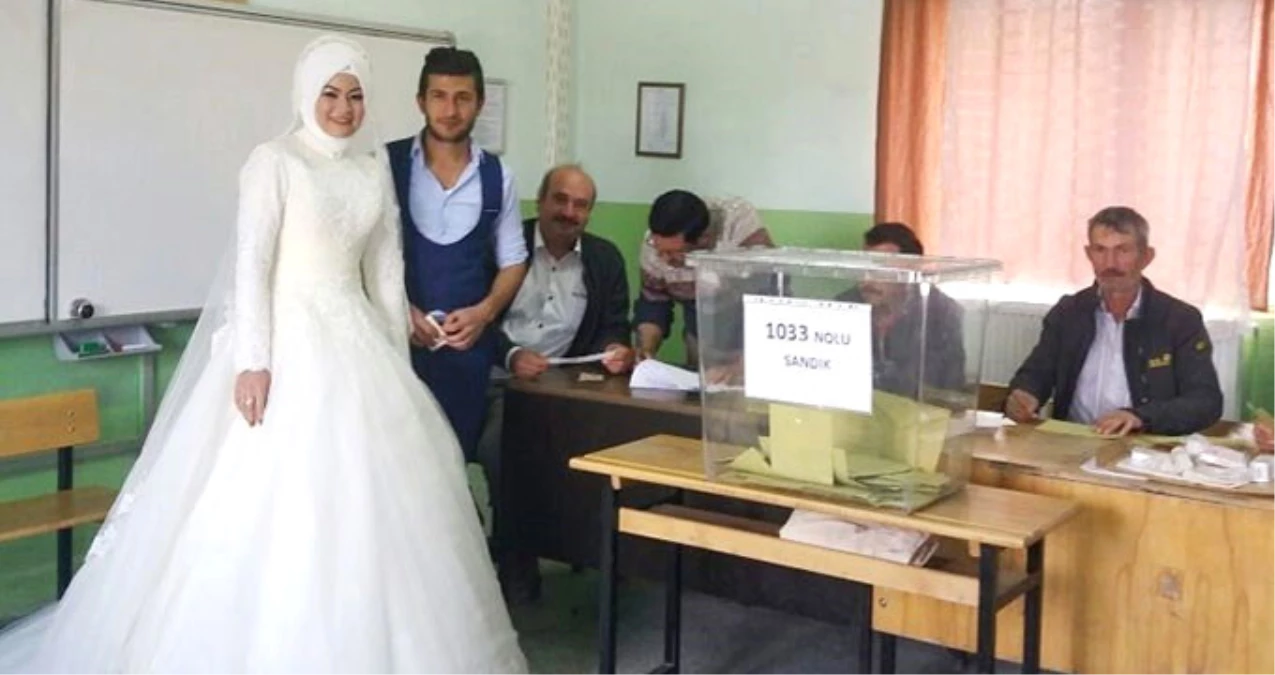 Düğün Günü Referanduma Denk Gelen Genç Kadın, Oy Kullanmaya Gelinliğiyle Geldi